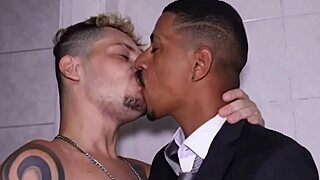 Fudendo o funcionário do banheiro com força bruta.