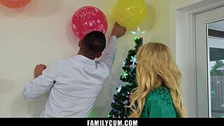 Мачеха и падчерица устраивают дикий семейный тройничок с Сантой