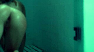 Naomi Swann se upogne za globok doggystyle pounding