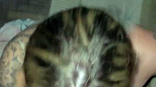 Putita la chupa toda y recibe toda la leche en la cara