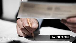 בלונדינית סקסית אלה ריס מזיינת חוקר בשלישייה עם בעל תמים