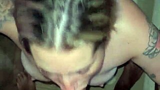 Putita la chupa toda y recibe toda la leche en la cara