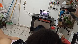 Curvy latina milf maestra limpiando habitación muestra tanga