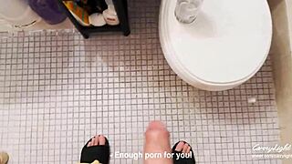 Wow! Stedmor hjælper søn komme hurtigt i hendes trusser mens manden er hjemme!