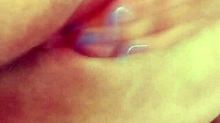 Novinha winks her pink ass and reaches orgasm