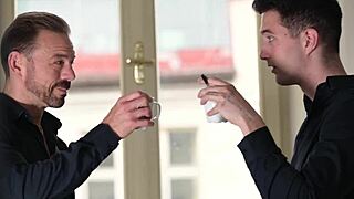 Willst du sehen, wie die vollbusige Lehrerin Jennifer Mendez die Bücher wegschmeißt für harten Doppelpenetration?