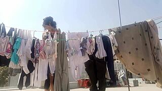 Travesti komşu tangalarını herkes görsün diye asarak ortalığı karıştırıyor