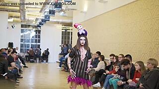 Model forgets to wear panties during the fashion show