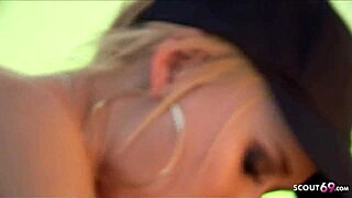 巨乳ピザガールCarly ParkerとのコスプレSEX、激しいアクション