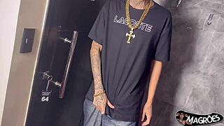 can this novinho take two cocks in my hole?