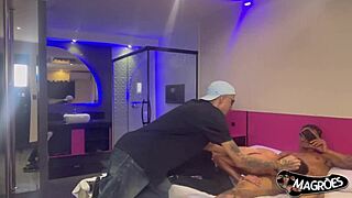 can this novinho take two cocks in my hole?