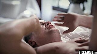 छोटी गोरी टीन ने गंदे जोड़े को हार्डकोर सेक्स करते पकड़ा