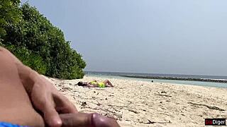 Аз съм такъв извратеняк, дръпнах си на гърдаста милф и доведена дъщеря, докато се пекат, свърших на лицата им!