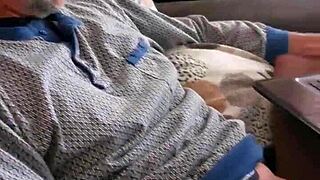 La Mia Matrigna Sorprende Mentre Mi Masturbo E Decide Di Aiutarmi A Venire!