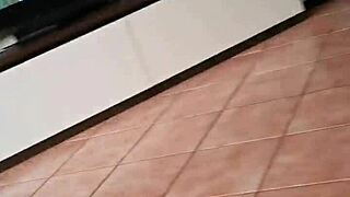 La Mia Matrigna Sorprende Mentre Mi Masturbo E Decide Di Aiutarmi A Venire!