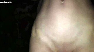 Mila Azul esittelee täydellistä ajeltua kauneuttaan