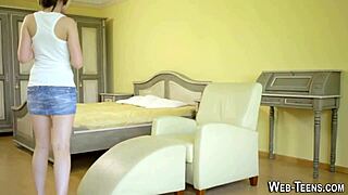 Russische meid masturbeert solo