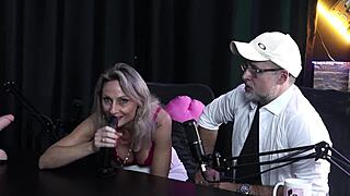 Loira safada demonstra boquete faz striper mostrando peitos e buceta alem de deixar marido pelado