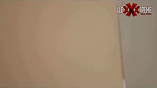 sexy latina, estás espiando a mi amigo mientras se toca?