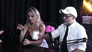 Loira safada demonstra boquete faz striper mostrando peitos e buceta alem de deixar marido pelado