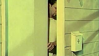 Svilene nogavice 1 razkrijejo zapeljive užitke cougarja v retro spodnjem perilu. Potopi se v hardcore ježdenje in obrazno akcijo