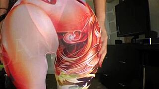 Susie Clove Spreads Her Holes!