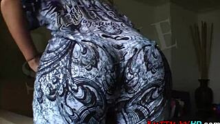 Susie Clove Spreads Her Holes!