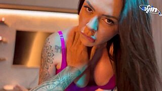 morena gostosa sucks the cock of the guy who cums in her mouth