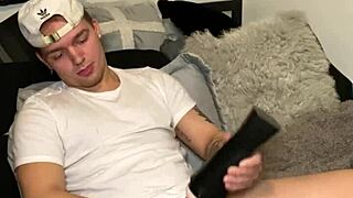 hot sends a sexy video to her fuck buddy to masturbate to