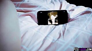 Kyler Quinn Ketahuan Stepmom Ngentot Jari dan Mulai Sesi Keluarga