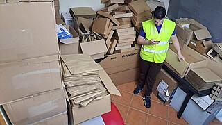 섹시 라티나 여신 보스 창고에서 직원 전화로 잡다