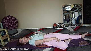 अद्भुत! योगा क्लास में मिल्फ की वाइल्ड डॉमिनेशन और शेव्ड चुदाई