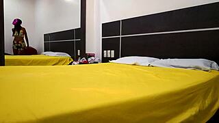 hermanastro sexy graba porno interracial con morena milf en misionero