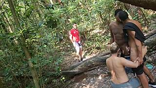 Očvrsnuo sam gledajući jebanje u parku, pridružio se kurvi