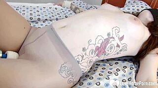 Sora vitregă înfundată și jucată cu Hitachi până la orgasm