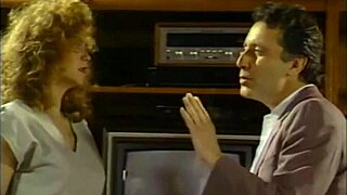 Alicia Monet divje jaha trd kurac v vroči klasični porno sceni, njen čar rjavolaske zasije.