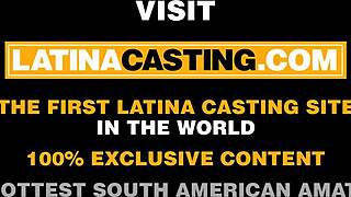 Casting latină - Slut strâmtă de 18 ani înghite adânc pulă mare de producător în prim-plan