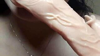 【粉墨人生】20厘米的阳具插入阴道，撑裂骚货的小逼