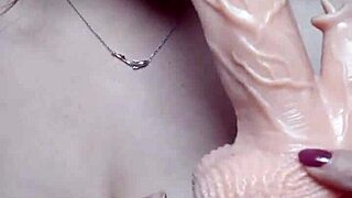 【粉墨人生】20厘米的阳具插入阴道，撑裂骚货的小逼