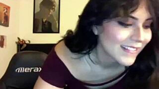 Hot chubby tranny masturbates on webcam