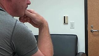 Le casting POV de Carrie B m'a accroché. Cette blonde 18+ nerveuse pendant l'entretien m'a fait fondre à chaque seconde.