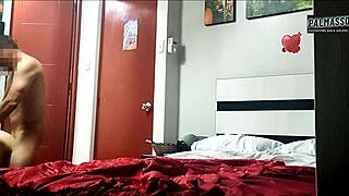 mi primera vez con otro hombre, se la di sin condon y me lleno de leche!