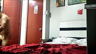 mi primera vez con otro hombre, se la di sin condon y me lleno de leche!