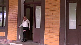 geile drecksau beim einarbeiten gefickt mit blowjob und sex