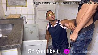 o vizinho encanador chegou e ele é muito gostoso, me deixou de quatro no doggystyle