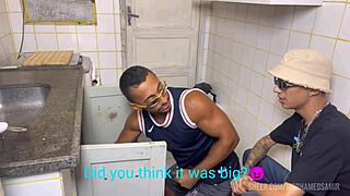 o vizinho encanador chegou e ele é muito gostoso, me deixou de quatro no doggystyle