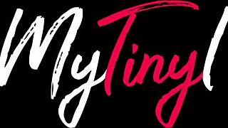 Έχεις Δοκιμάσει να Σαγηνεύσεις μια Συνεσταλμένη Καφέ σε Άγριο Σεξ στον Καναπέ Έτσι;