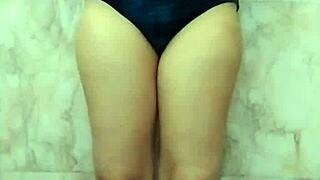 เฮ้ ดูฉันล้วงหีแน่นๆ ในห้องน้ำสิ