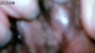 xxx me coji a la vecina mientras ve la tele!