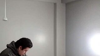 Entro Al Cuarto Y La Obligo A Follar Con Mi Polla